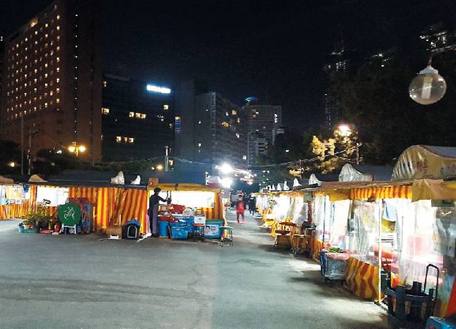 매년 부산국제영화제 뒤풀이 코스로 더욱 유명해진 부산 ‘해운대 바다마을 포차 거리’. / 해운대구