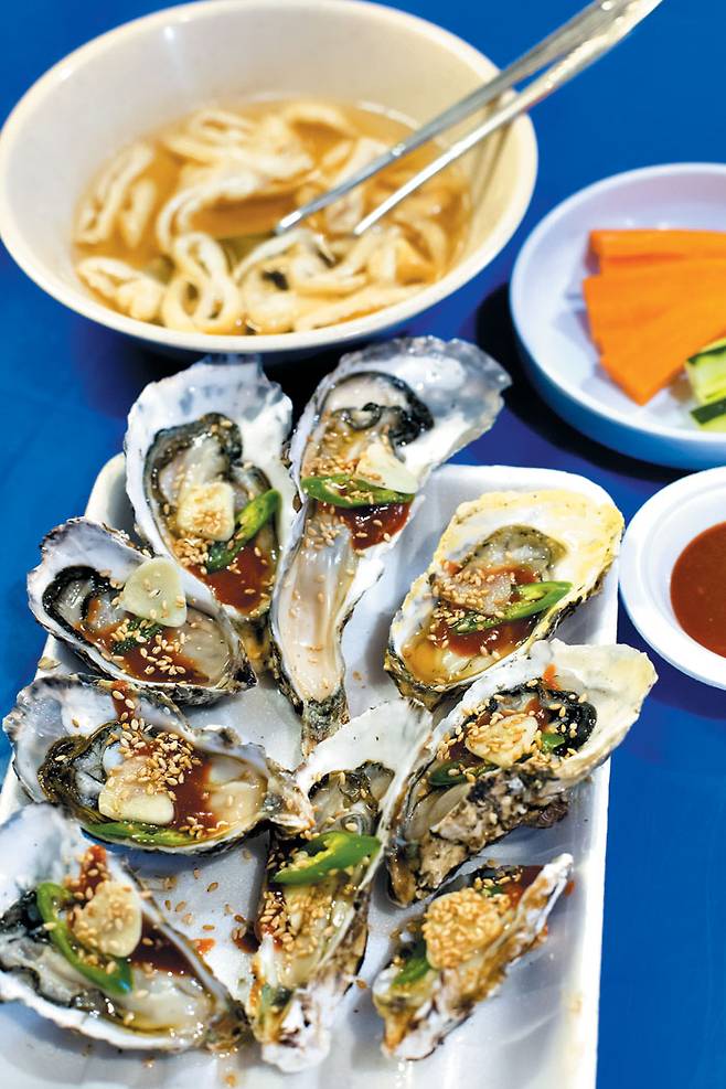 익선동 포장마차들은 석화 등 싱싱한 해산물을 맛볼 수 있다.