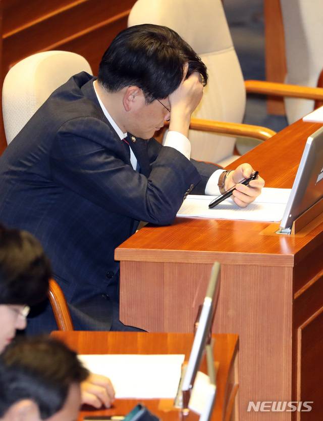 【서울=뉴시스】박영태 기자 = 7일 오후 서울 영등포구 여의도 국회에서 열린 제364회 국회(정기회) 제15차 본회의에서 '유치원3법'(유아교육법·사립학교법·학교급식법)을 대표 발의한 박용진 의원이 심각한 표정으로 자리에 앉아 있다. 2018.12.07.since1999@newsis.com