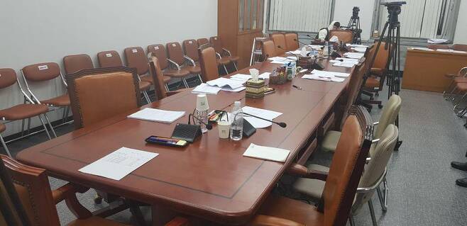 지난 7일 밤 국회 교육위원회 법안소위 회의실이 텅 비어 있다.