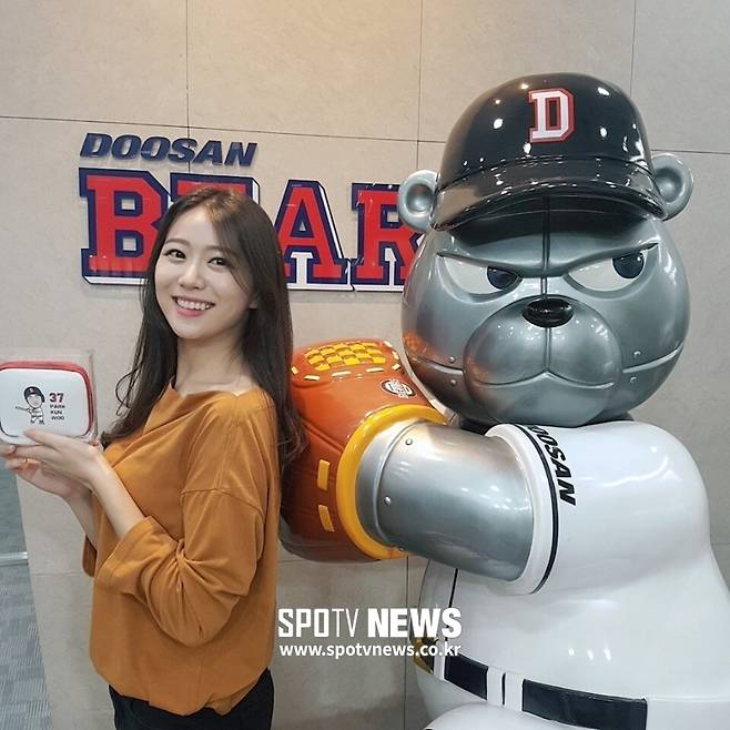 ▲ 두산 베어스 마스코트 철웅이와 함께한 한가현 베어스포티비 리포터 ⓒ 한가현