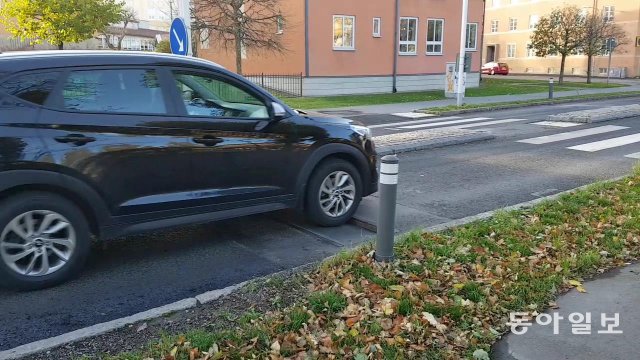 지난달 1일(현지 시간) 스웨덴 린셰핑시의 한 도로에 설치된 액티범프가 제한최고속도를 넘어 달리는 차량을 감지하고 노면 높이를 낮추고 있다. 이를 통해 운전자가 속도를 줄이는 효과를 낼 수 있다. 린셰핑=구특교 기자 kootg@donga.com