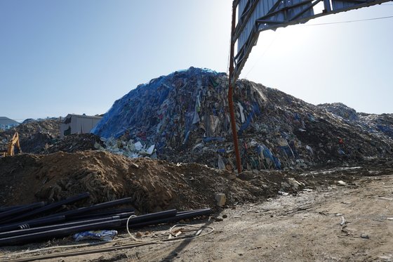 5일 경북 의성군 단밀면 한국환경산업개발 매립장에 쓰레기 더미가 높이 쌓여 있다. 의성=김정석기자