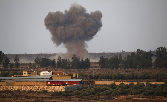 시리아 남서부 국경지역에서 IS 연계조직의 공습으로 연기가 피어오르고 있다. [AFP=연합뉴스]