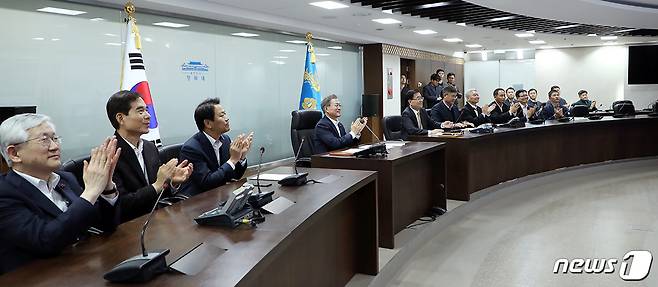 문재인 대통령이 12일 오후 청와대 국가위기관리센터에서 국방부와 합동참모본부로부터 이날 실시된 비무장지대(DMZ) 내 시범철수 GP(감시초소)에 대한 남북 상호검증 진행 경과를 보고받고 있다. (청와대 제공) 2018.12.12/뉴스1 ⓒ News1