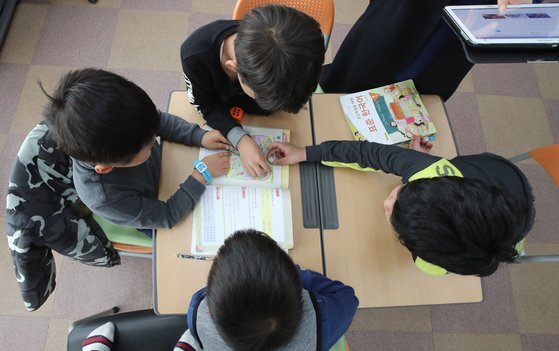 지난달 22일 경남 김해 합성초등학교에서 다문화 가정 자녀들이 한국어 수업을 듣고 있다. 이 학교는 전교생의 26.5%가 다문화 가정 자녀다. 그래서 저학년 중심으로 예비학급을 운영해 아이들이 부족한 한국어를 배울 수 있도록 도와주고 있다. 송봉근 기자