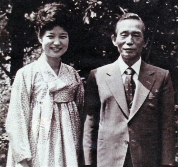 1970년대 중반 장녀 박근혜와 함께한 박정희(오른쪽) 전 대통령 서울신문 DB