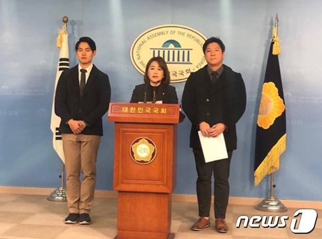 송희경 의원(자유한국당)은 13일 국회에서 기자회견을 열고 청년 스타트업 프레스토과 함께 암호화폐 자금모집(ICO) 금지를 결정한 정부를 상대로 헌법소원심판을 청구했다고 밝혔다. © News1