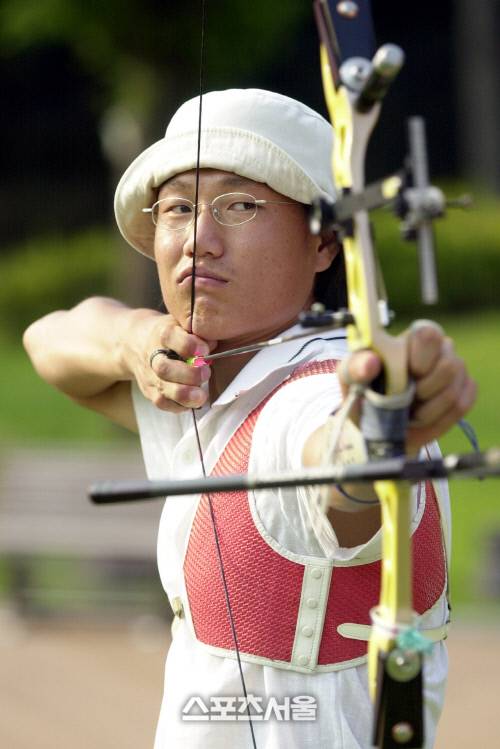 2001년 박성현 감독과 첫 만남을 가진 국가대표선발전에서 박경모 감독이 활시위를 당기고 있다. 김도훈기자 dica@sportsseoul.com