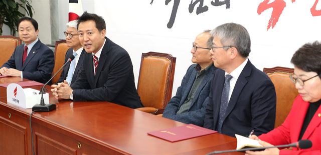 세훈(왼쪽에서 세번째) 전 서울시장이 13일 국회에서 열린 당 국가미래비전특위 발대식에서 발언하고 있다. 연합뉴스