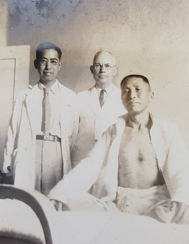 1938년 백범 김구 선생이 일제 밀정의 총격으로 가슴에 총탄을 맞고 중국 장사 상아병원에서 수술 후 의사들과 사진을 찍고 있다. 부산시립박물관 제공