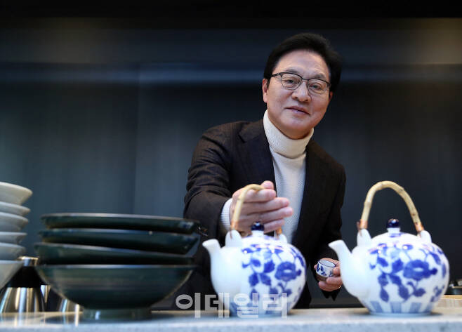 정두언 전 의원이 개업 준비 중인 자신의 서울 마포구 음식점에서 포즈를 취하고 있다. (사진=노진환 기자)