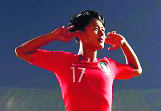 지난 9월 아시안게임 남자 축구 결승 한·일전에서 화끈한 세리머니를 펼친 이승우. 윤성호 기자