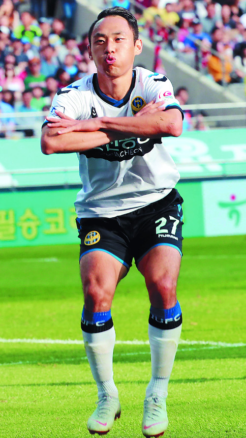 K리그1 인천 유나이티드의 문선민이 축구 BJ 감스트를 따라 코믹한 관제탑 댄스를 선보이고 있다. 뉴시스
