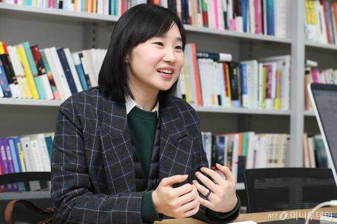 머니투데이 주최 '제3회 한국과학문학상'에서 장편 '기파'로 대상을 수상한 박해울 작가. 박 작가는 \
