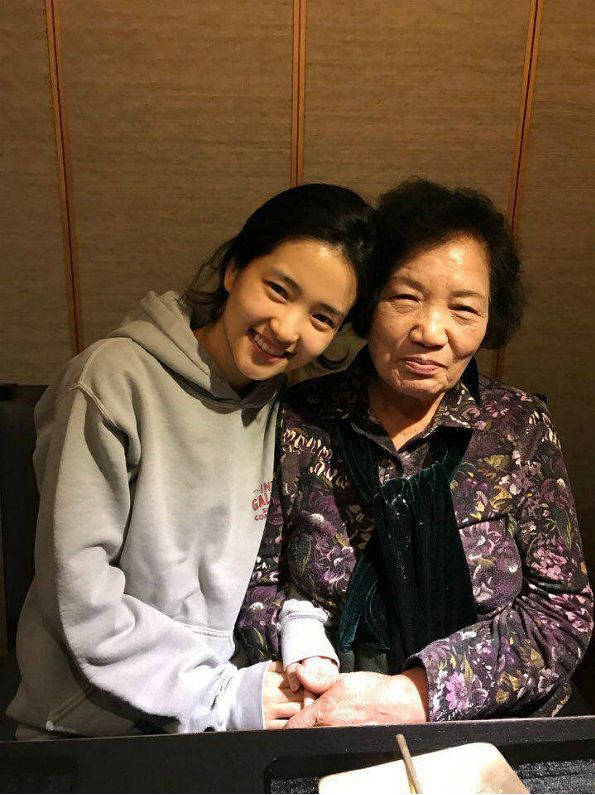 배우 김태리(왼쪽)와 이한열 열사 어머니 배은심씨가 두 손을 맞잡고 카메라를 향해 환하게 웃고 있다. (사진=이한열기념사업회 페이스북 화면 갈무리)