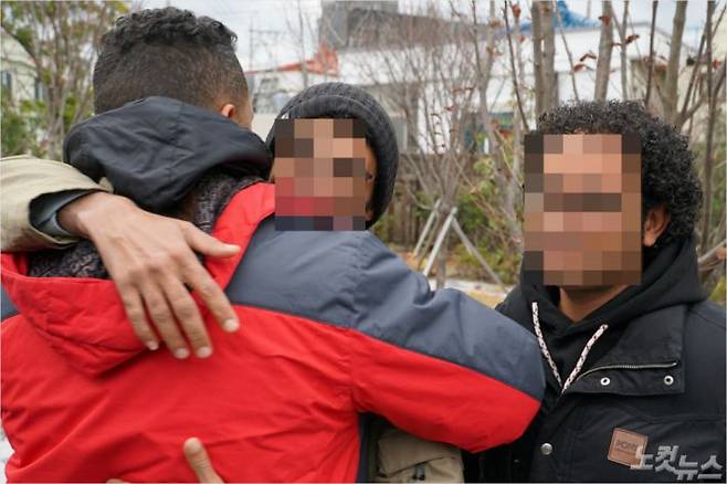 14일 오후 제주시 모처에서 난민 인정을 받은 언론인 출신 예멘인들이 동료 예멘인과 포옹하고 있다. (사진=고상현 기자)