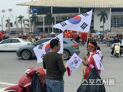 15일 하노이 미딩국립경기장 앞에서 상인들이 태극기를 판매하고 있다.하노이 | 정다워기자