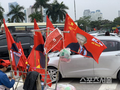 15일 하노이 미딩국립경기장 앞에서 한 상인이 박항서 감독 깃발을 팔고 있다.하노이 | 정다워기자