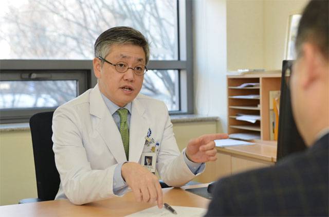 김어수 세브란스병원 정신건강의학과 교수가 황금고(가명) 씨에게 치매에 대해 설명하고 있다. 연말 송년회 술자리와 관련해 김 교수는 “알코올이 장기적으로 치매를 유발할 수 있다”며 금주를 권했다. 세브란스병원 제공