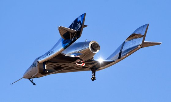 13일 유인 우주비행에 성공한 스페이스쉽2가 미국 캘리포니아 모하비로 복귀하고 있다.[로이터=연합뉴스]