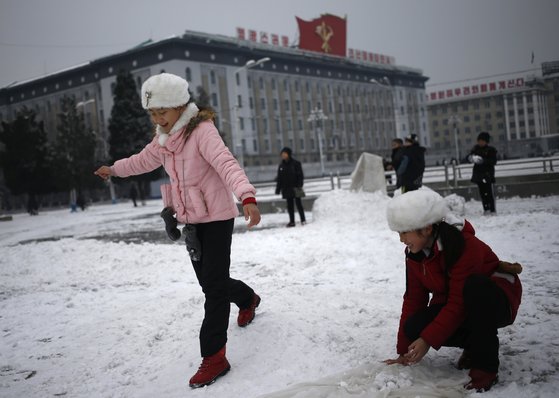 어린이들이 눈이 내린 평양 김일성 광장에서 눈놀이를 하고 있다. [AP=연합뉴스]