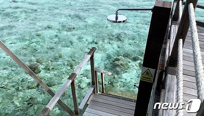 테라스에 딸린 계단으로 내려가면 바로 스노클링을 즐길 수 있는 바다다.© News1