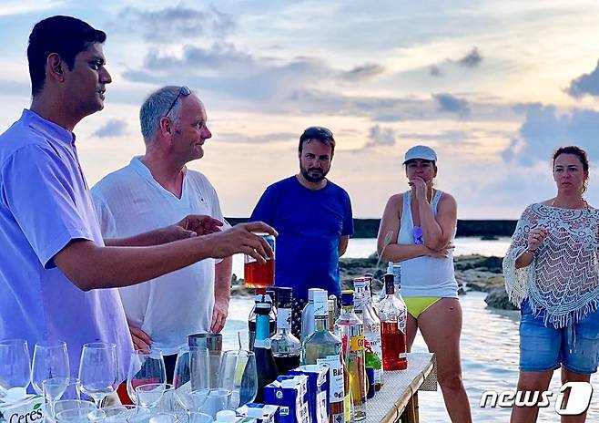 칵테일 클래스에 참여한 투숙객들© News1