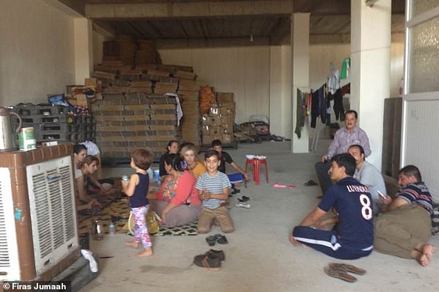 주마 박사와 그의 가족들을 포함한 야지디족은 IS를 피하기 위해  폐 표백 공장에 숨어 지냈다. -피라스 주마 제공