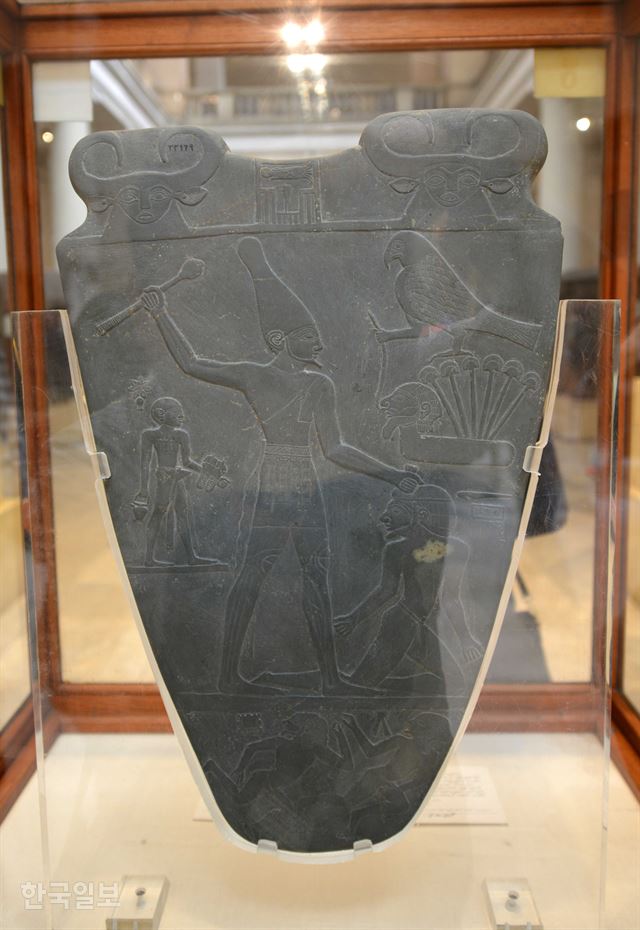 이집트박물관 내 '나르메르 팔레트'에는 상하 이집트를 통일한 이집트 1왕조 초대왕 메네스가 적의 머리를 내려치는 장면이 묘사돼 있다.