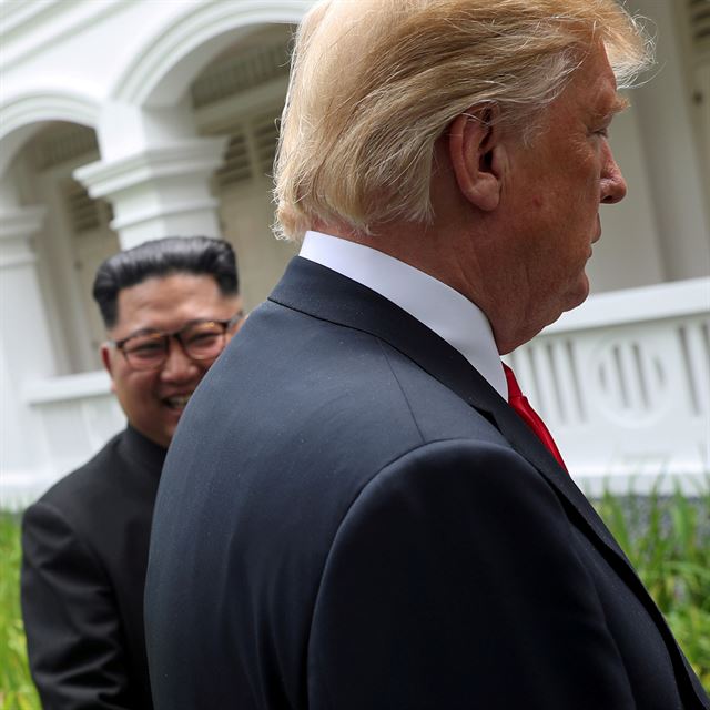 지난 6월 12일 싱가포르에서 열린 정상회담에서 조우한 도널드 트럼프(오른쪽) 미국 대통령과 김정은 북한 국무위원장. 로이터=연합뉴스 자료사진