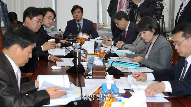 20일 국회에서 열린 교육위원회 1차 법안심사소위 회의에서 참석한 위원들이 개정 법안들을 살펴보고 있다. 권호욱 선임기자 biggun@kyunghyang.com