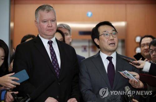 취재진 질문 답하는 이도훈 본부장 (서울=연합뉴스) 김인철 기자 = 이도훈 외교부 한반도평화교섭본부장과 스티븐 비건 미국 국무부 대북정책특별대표가 21일 오전 서울 종로구 외교부 청사 로비에서 워킹그룹 2차 회의를 마친 뒤 브리핑을 하고 있다. yatoya@yna.co.kr