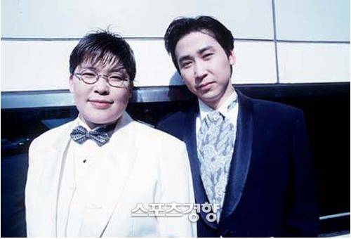 1996년 신동엽과 턱시도 차림의 이영자. 앳된 두 사람의 모습이 눈길을 끈다. 경향신문 DB