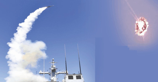 방위사업청이 24일 국내 기술로 완성했다고 밝힌 방어유도탄 ‘해궁’은 해군 함정에서 발사(사진 왼쪽)돼 공중 표적을 요격(오른쪽)한다. 방위사업청 제공