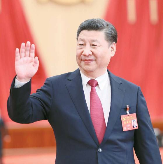 지난해 10월 열린 제19차 중국공산당 전국대표대회에서 시진핑 국가주석이 손을 들어 인사하고 있다. 시 주석은 이 자리에서 "중국 문명의 위대한 부활"을 선포하며 사상 통제를 강화하겠다는 의지를 내비쳤다. [신화=연합뉴스]