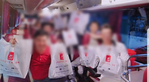 관광버스 타고 선물 받으러 온 한국인들 [라까 페이스북 화면 캡처]