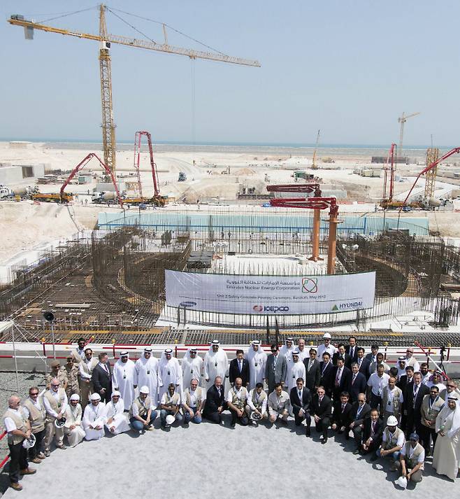 2013년 5월 아랍에미리트연합(UAE)에서 열린 바라카 원전 2호기 착공식에서 당시 산업통상자원부와 한국전력 등 전력당국 관계자들이 현지 관계자들과 함께 기념촬영을 하고 있다.  경향신문 자료사진