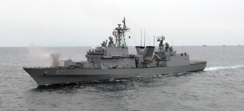 해군 광개토대왕함이 127㎜ 함포를 사격하고 있다. 해군 제공