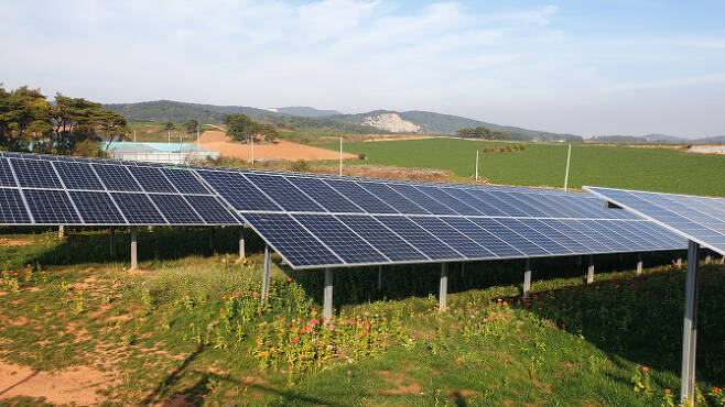 전라북도 부안군의 한 농촌에 태양광 발전기가 설치돼 있다. (사진=김상윤 기자)