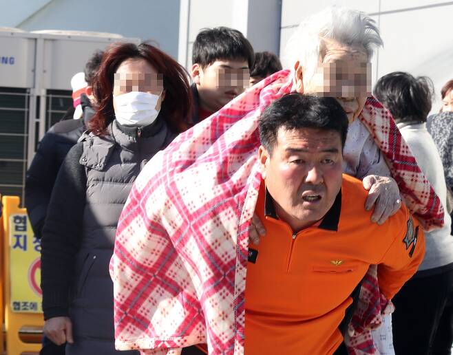 경남 밀양시 가곡동 세종병원에서 소방대원이 환자를 이송하고 있다. [연합뉴스]