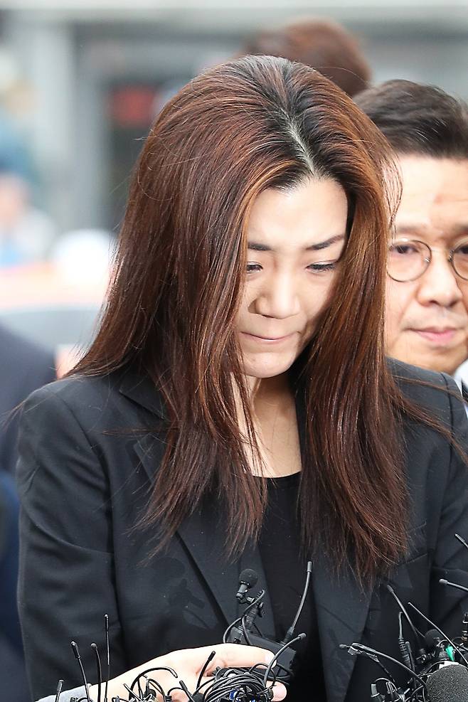 물벼락 갑질로 사회적 물의를 빚은 조현민 전 대한항공 전무가 피의자 신분으로 서울 강서경찰서에 출석했다.장진영 기자