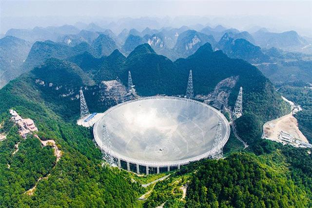 지름 500m 규모로 전 세계에서 가장 큰 구형전파망원경(FAST)인 중국의 ‘톈옌’(天眼)이 2019년 9월부터 본격적으로 가동되면서 다양한 우주 관측 자료를 쏟아낼 것으로 전망되고 있다.네이처 제공