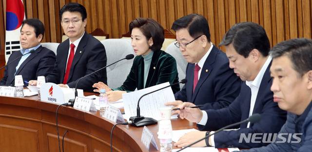 【서울=뉴시스】박영태 기자 = 28일 오전 서울 영등폭 여의도 국회에서 열린 자유한국당 경제비상상황선언회의에서 나경원 원내대표가 발언하고 있다. 2018.12.28.since1999@newsis.com