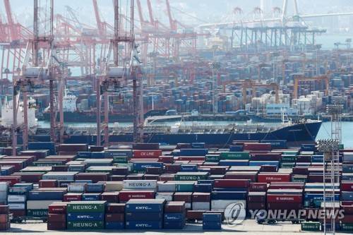 연간 수출 사상 첫 6천억달러 돌파 (부산=연합뉴스) 손형주 기자 = 28일 오후 부산항 신선대부두와 감만부두에 컨테이너가 쌓여 있다. 우리나라 연간 수출이 사상 처음으로 6천억달러를 돌파했다. 산업통상자원부와 관세청은 28일 오전 11시 12분 기준으로 연간 누계 수출이 6천억달러(671조3천400억원)를 넘은 것으로 잠정 집계됐다고 밝혔다. 연간 수출이 6천억달러를 돌파한 것은 1948년 수출을 시작한 후 70년 만이다. handbrother@yna.co.kr