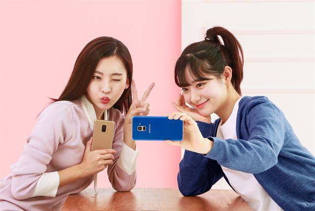 올해 1월 출시된 갤럭시A8는 중가폰이지만 삼성페이가 탑재됐다. 삼성전자 제공