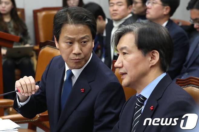 임종석 대통령 비서실장(왼쪽)과 조국 민정수석이 31일 서울 여의도 국회에서 열린 운영위원회 전체회의에 출석해 대화하고 있다. 2018.12.31/뉴스1 © News1 임세영 기자