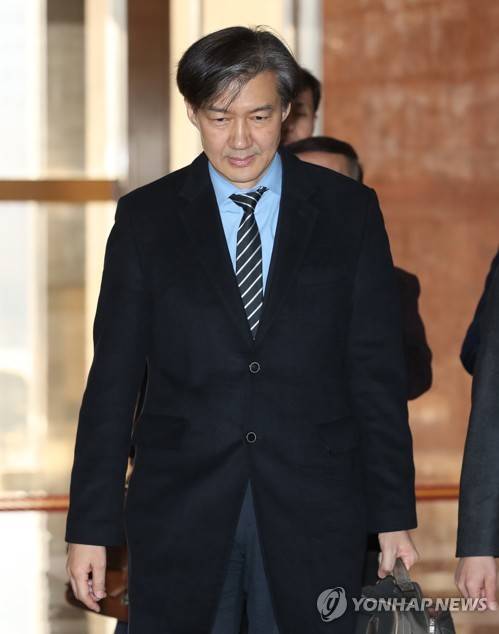 국회 도착하는 조국 민정수석 (서울=연합뉴스) 김현태 기자 = 청와대 특감반 현안보고를 위해 국회 운영위원회 전체회의에 출석하는 조국 청와대 민정수석이 31일 오전 국회 본청으로 들어오고 있다. mtkht@yna.co.kr