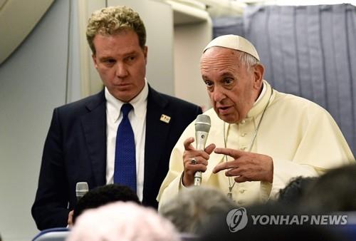 프란치스코 교황(오른쪽)과 그렉 버크 교황청 대변인 [AFP=연합뉴스]