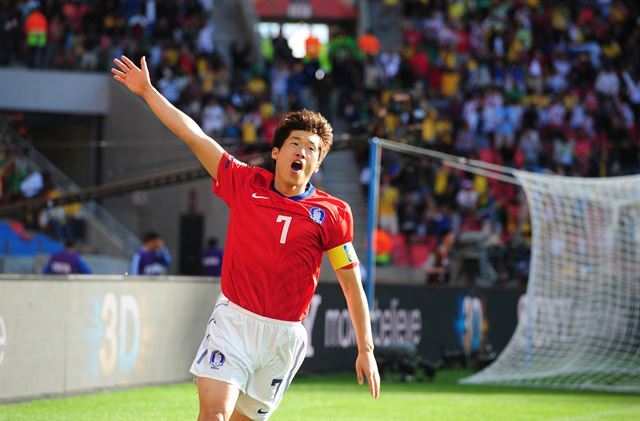 국가대표 시절 ‘영원한 캡틴’으로 불렸던 박지성. 사진은 2010년 남아공 월드컵 그리스전에서 골을 넣은 뒤 기뻐하는 모습. 한국일보 자료사진